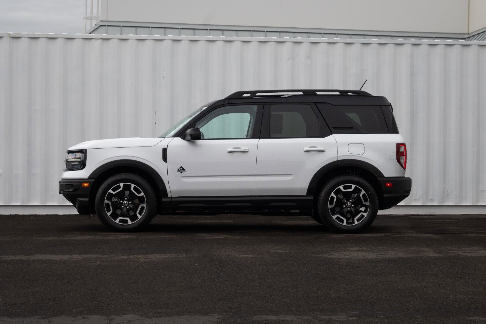 2022 Ford Bronco Sport Outer Banks photo 2