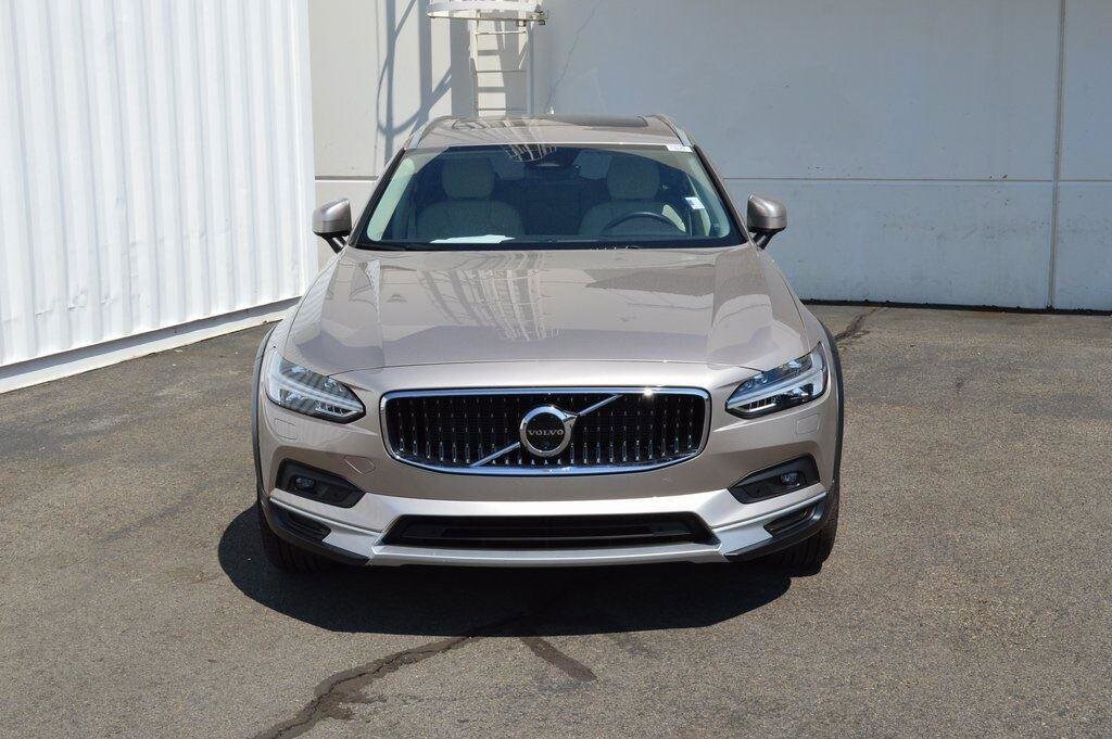 2024 Volvo V90 Cross Country B6 Plus photo 3