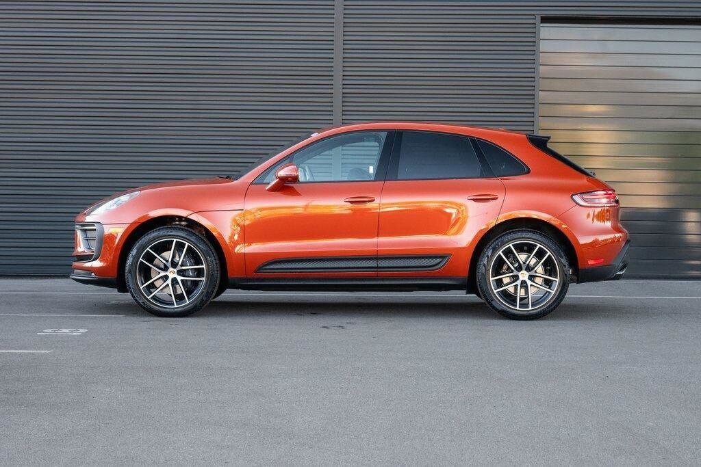 2025 Porsche Macan T photo 2