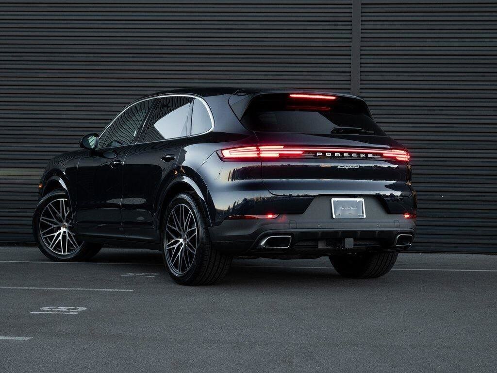 2025 Porsche Cayenne photo 2