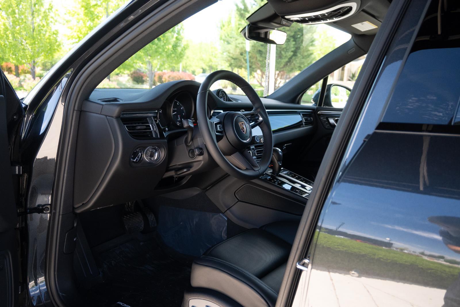 2026 Porsche Macan T - Photo 4