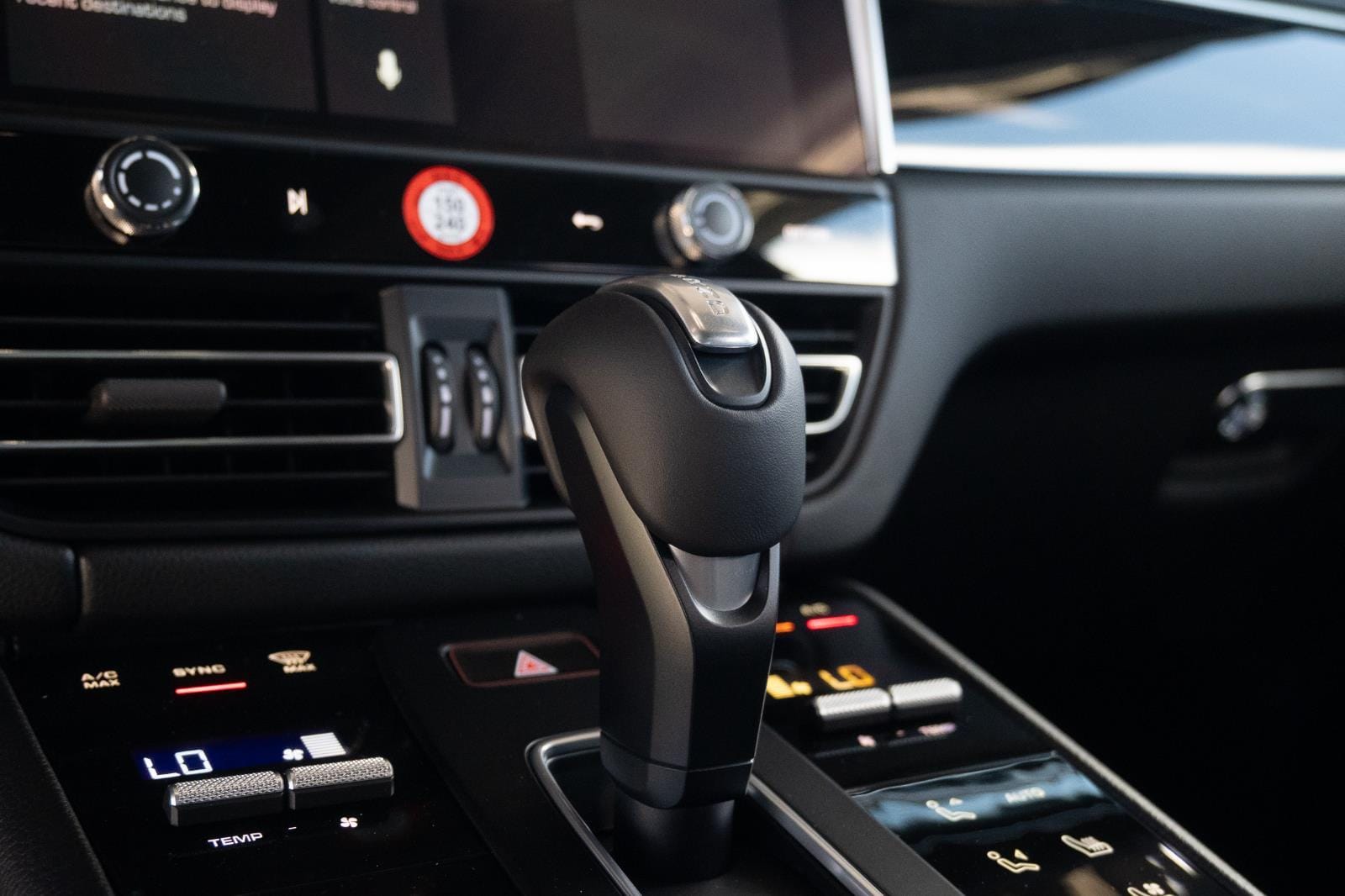 2026 Porsche Macan T - Photo 28