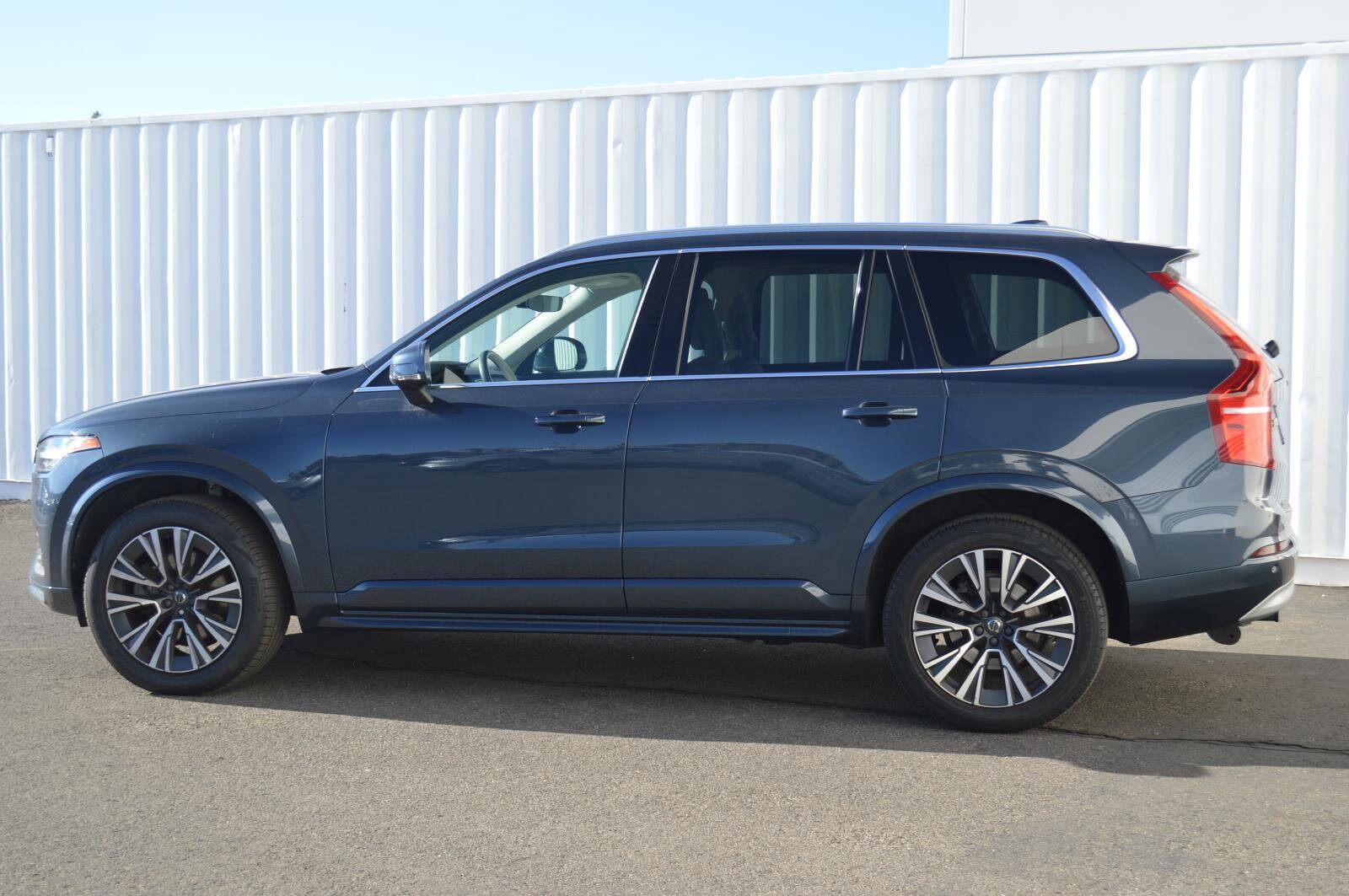 2022 Volvo XC90 T6 AWD Momentum photo 4
