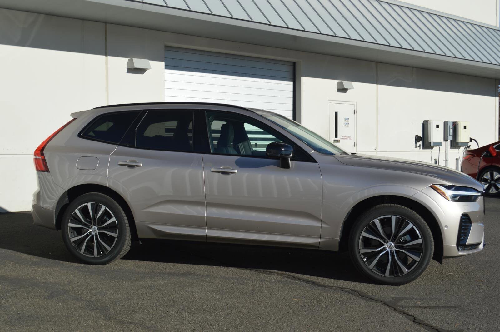 2025 Volvo XC60 B5 Plus photo 4