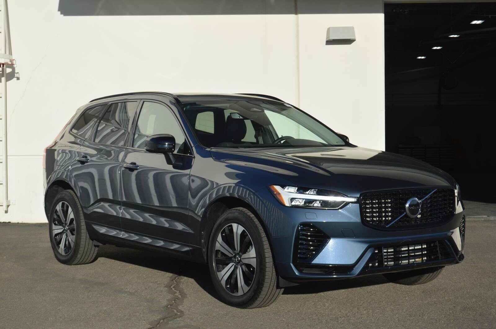 2025 Volvo XC60 Hybrid T8 Core photo 3