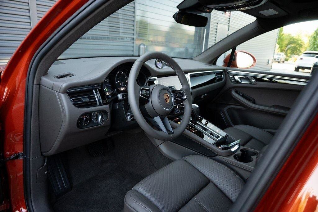 2025 Porsche Macan T photo 4