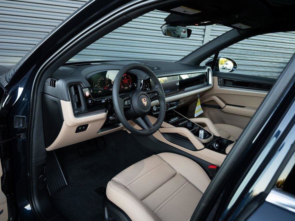 2025 Porsche Cayenne photo 3