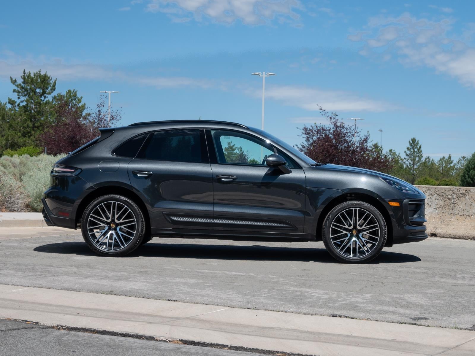 2026 Porsche Macan T - Photo 8