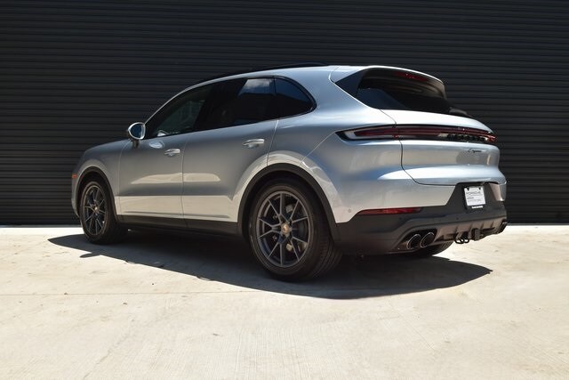 2025 Porsche Cayenne photo 3