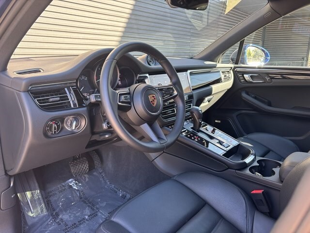 2025 Porsche Macan T photo 4