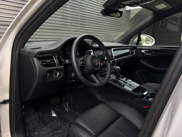 2025 Porsche Macan T photo 4