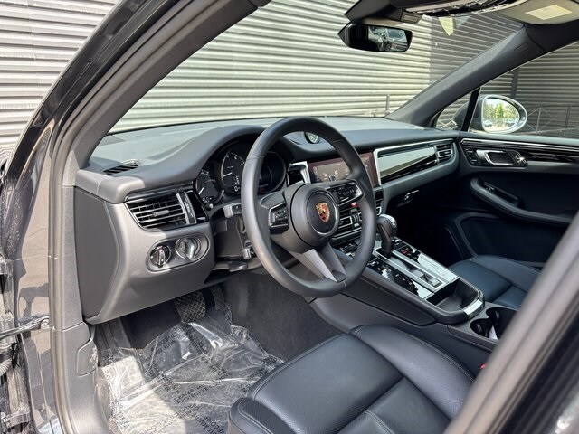 2025 Porsche Macan T photo 3