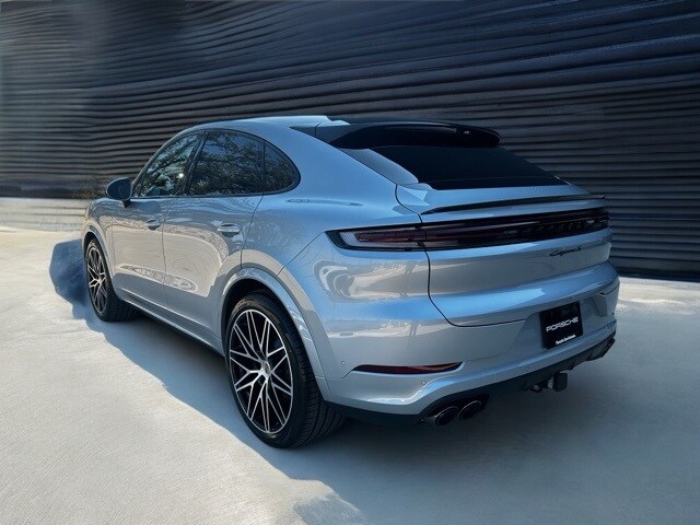 2025 Porsche Cayenne S photo 3