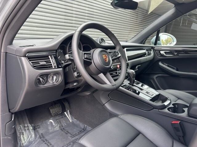 2025 Porsche Macan T photo 4