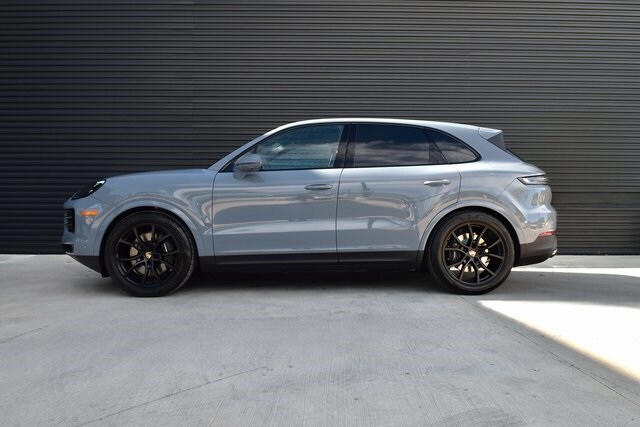 2025 Porsche Cayenne photo 2