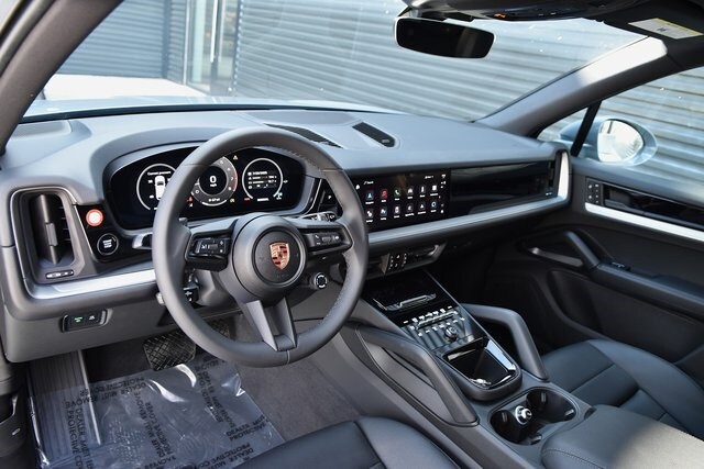 2025 Porsche Cayenne photo 4