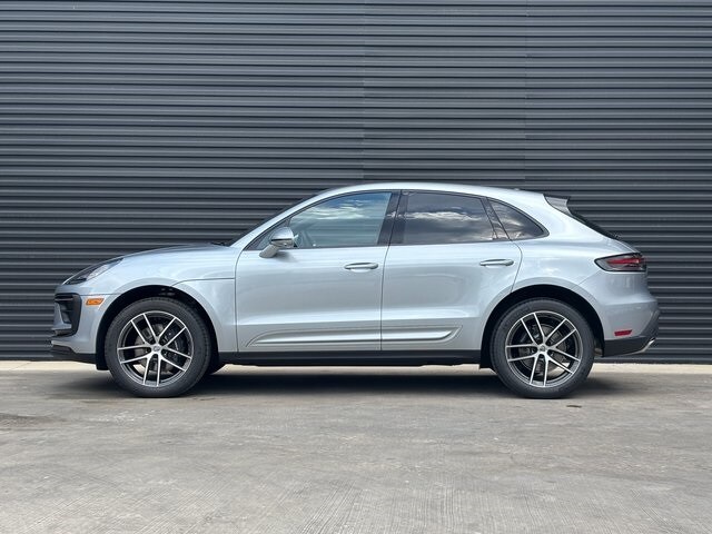 2025 Porsche Macan T photo 2