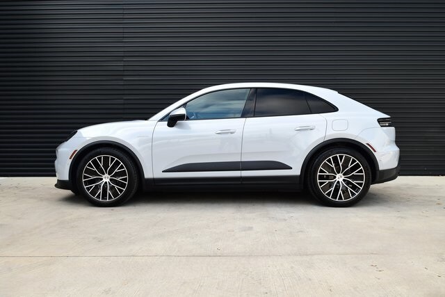 2025 Porsche Macan Electric photo 2