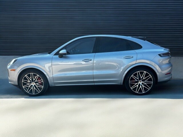 2025 Porsche Cayenne S photo 2