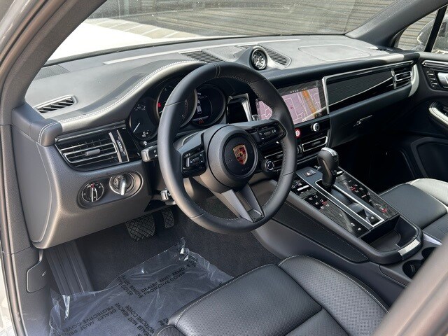 2025 Porsche Macan T photo 4