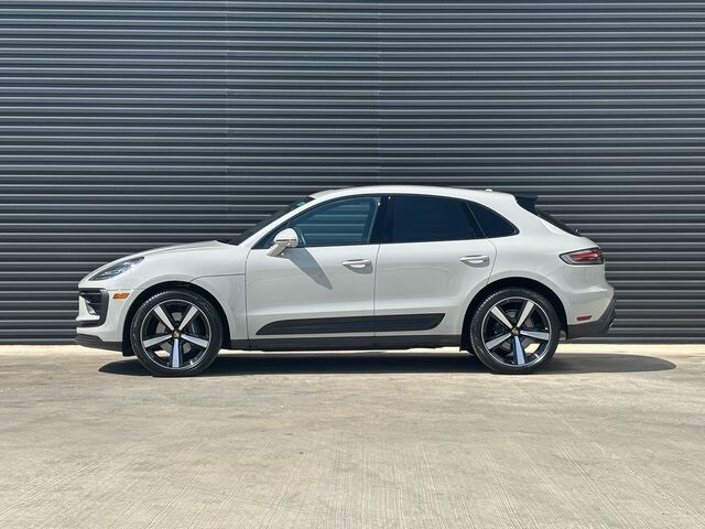 2025 Porsche Macan T photo 2