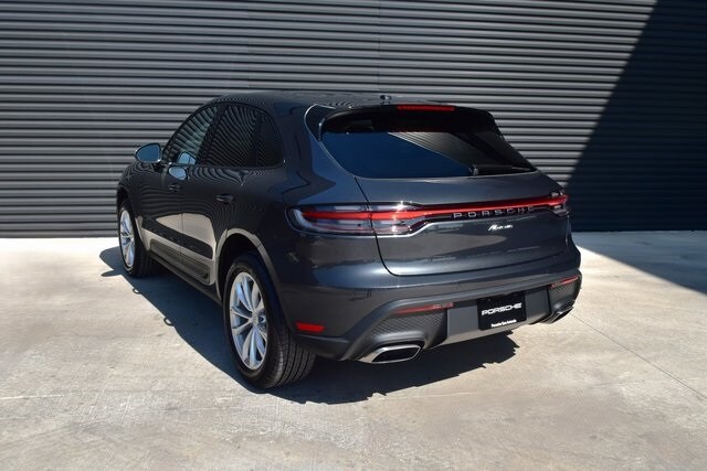 2025 Porsche Macan photo 2