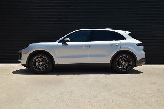 2025 Porsche Cayenne photo 2
