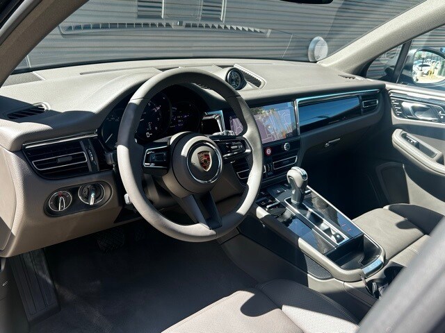 2025 Porsche Macan T photo 4