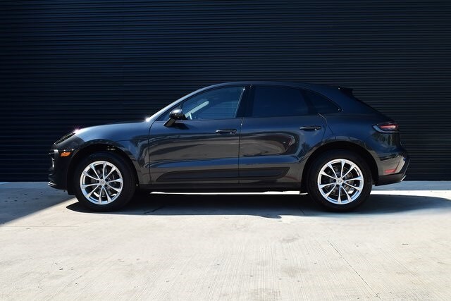 2025 Porsche Macan T photo 2