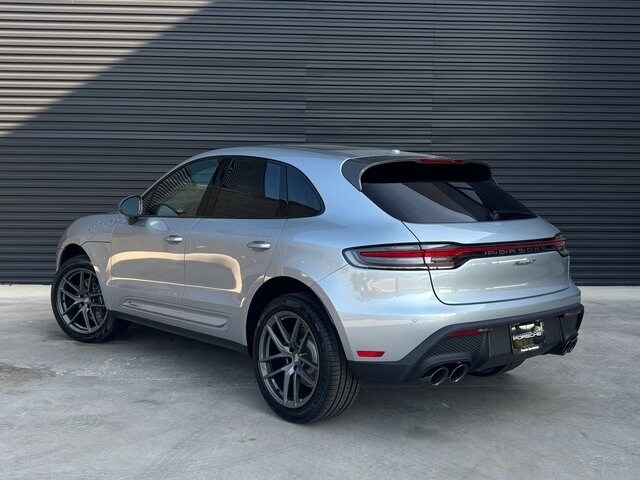 2025 Porsche Macan T photo 3