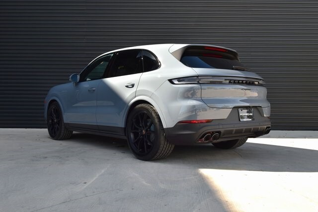 2025 Porsche Cayenne photo 3