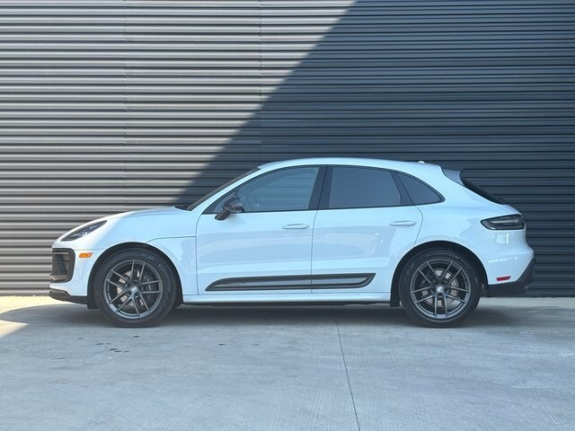 2025 Porsche Macan T photo 2