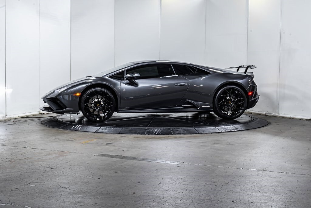 2022 Lamborghini Huracan Evo Coupe photo 2