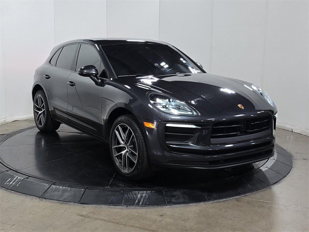 2023 Porsche Macan T photo 3