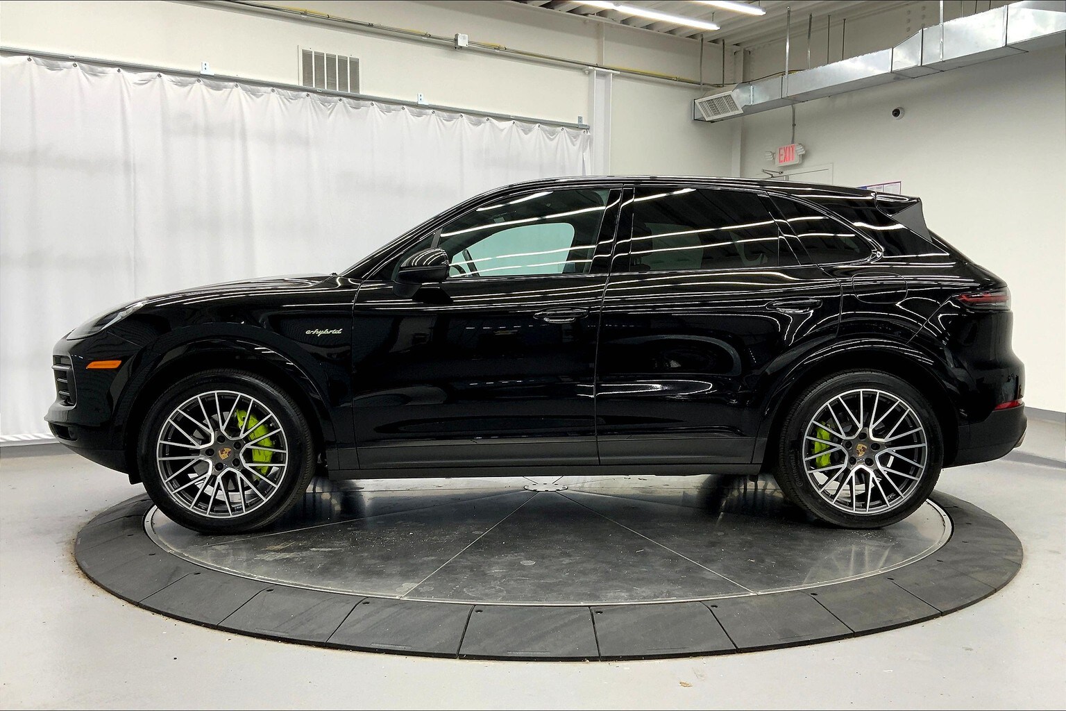 2022 Porsche Cayenne E-Hybrid photo 2