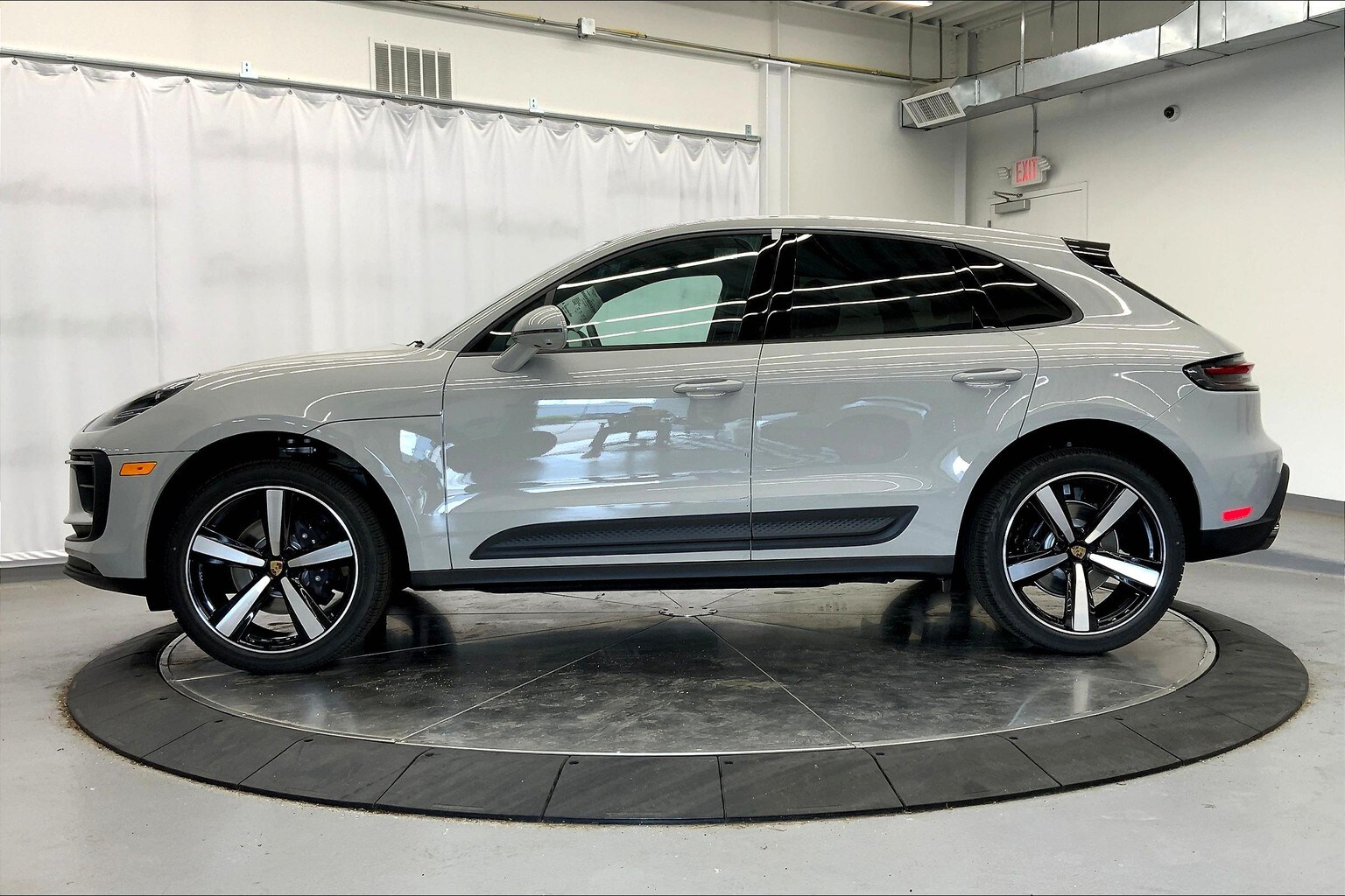 2025 Porsche Macan T photo 2