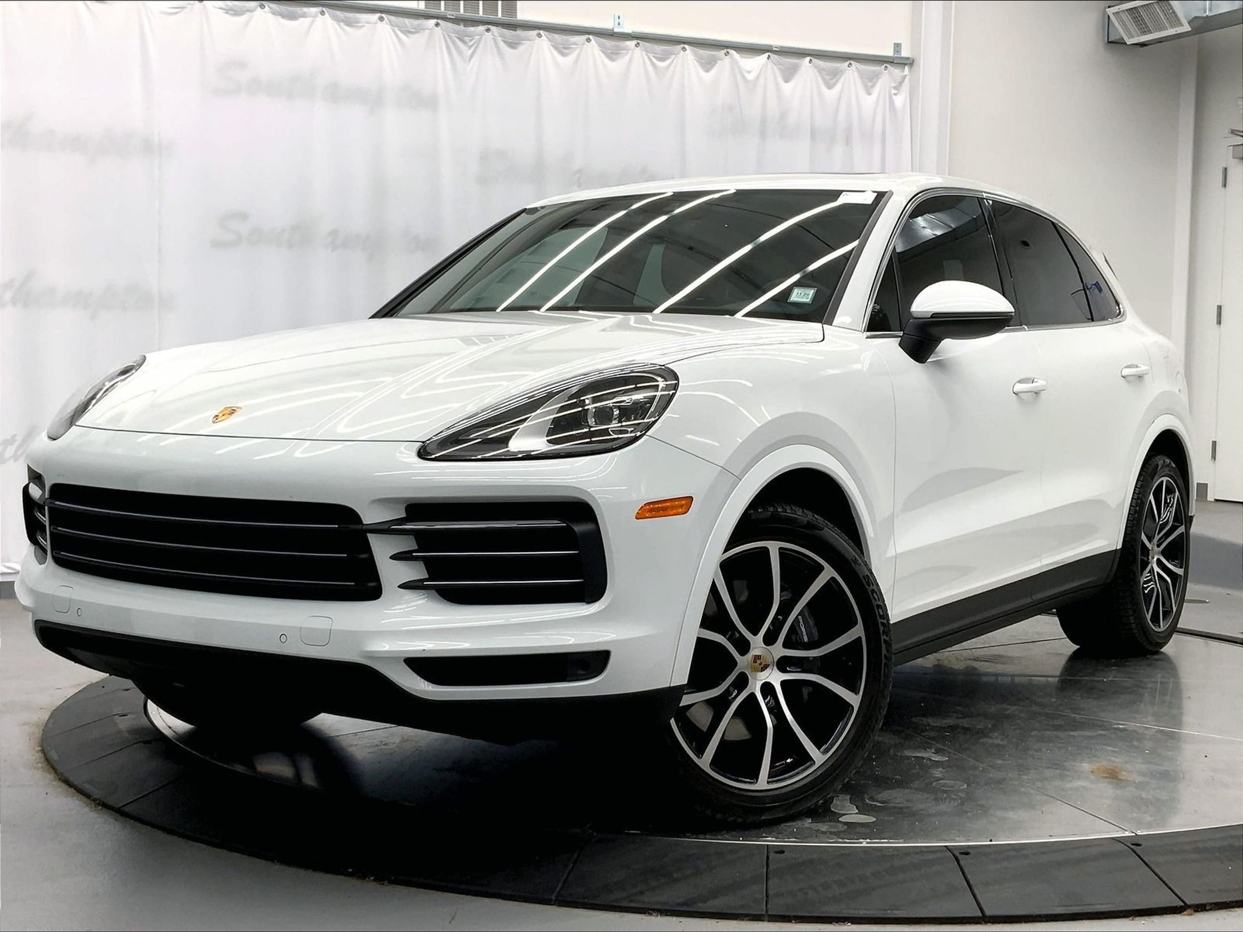 2023 Porsche Cayenne Base's photo