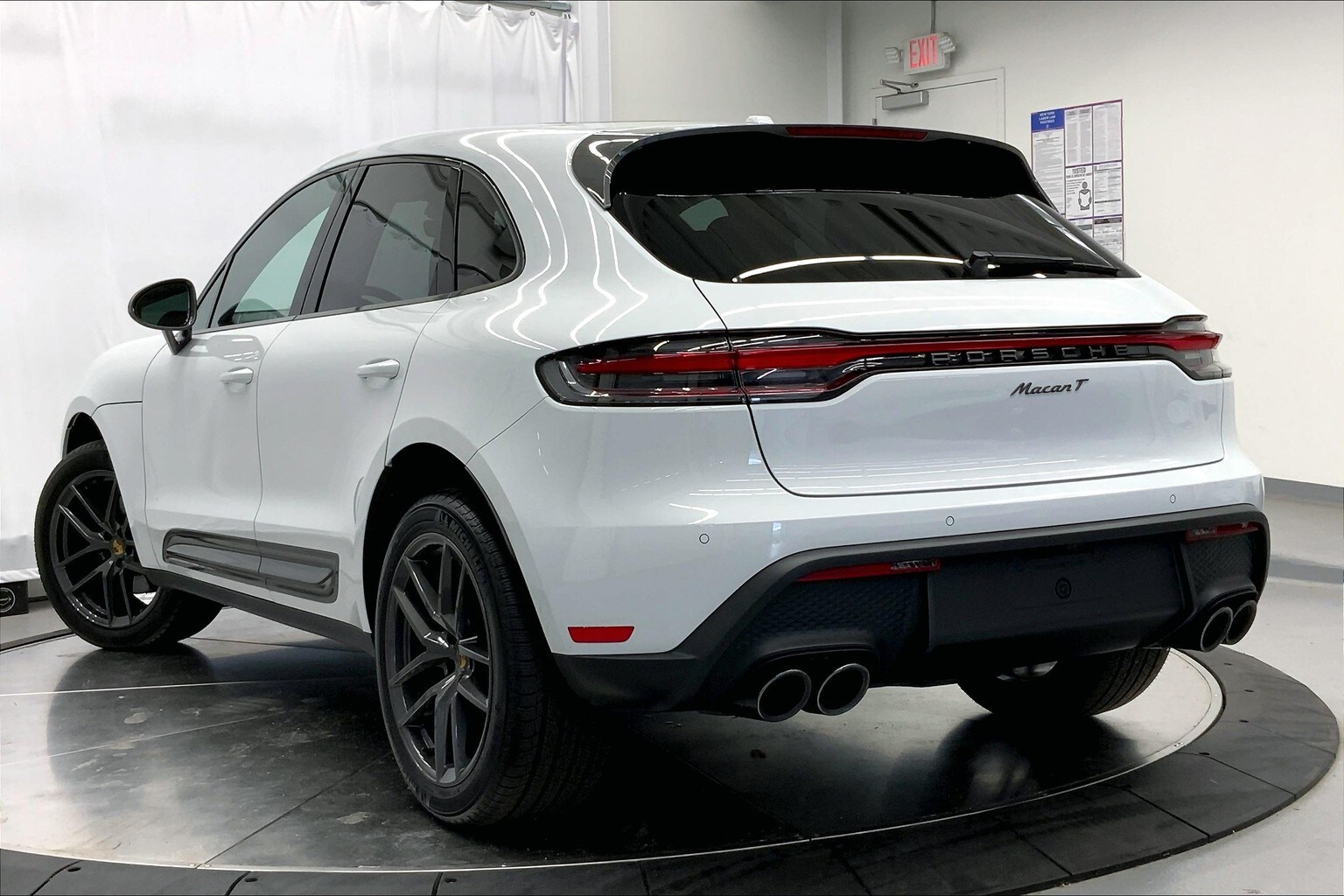 2023 Porsche Macan T photo 3