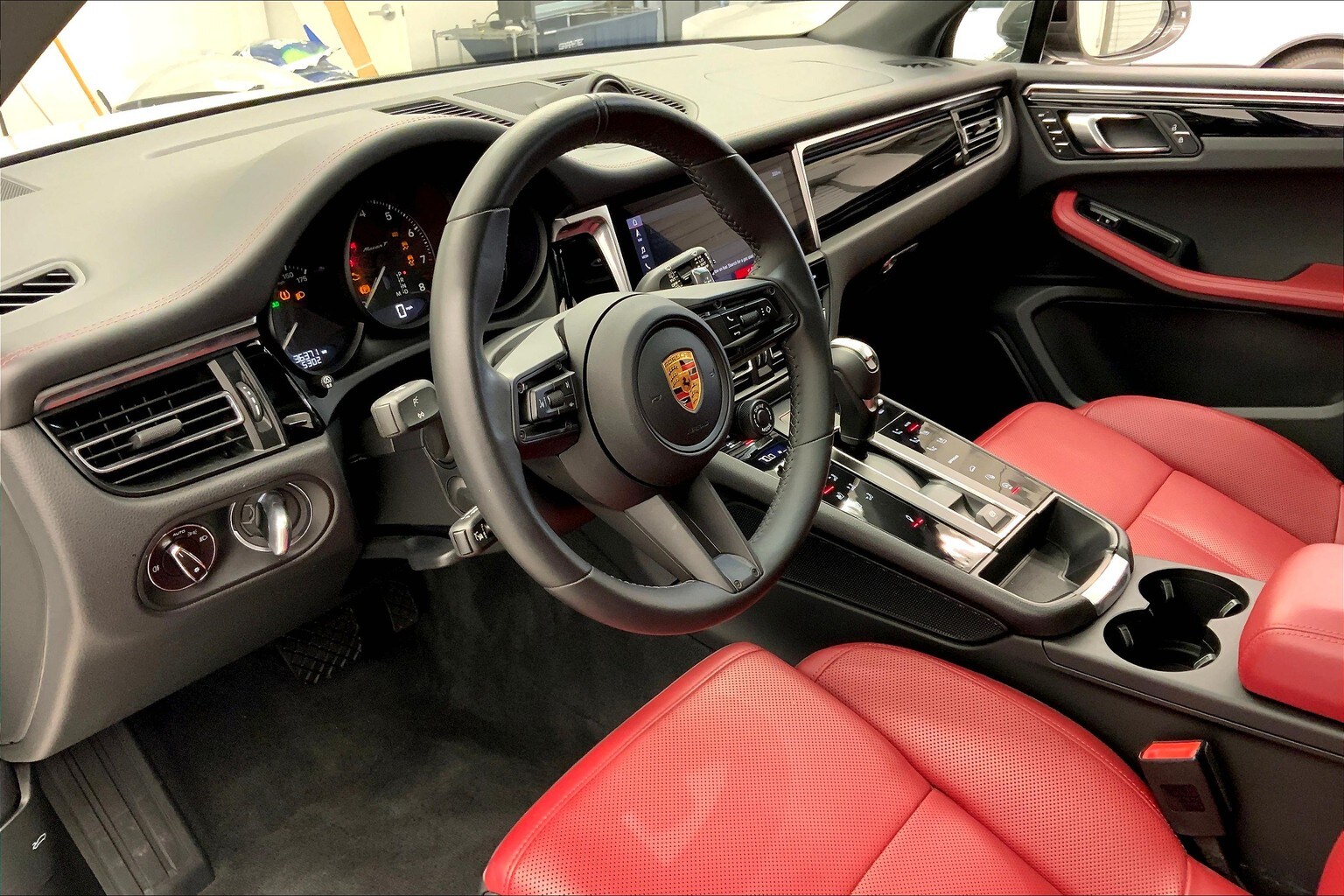 2023 Porsche Macan T photo 4