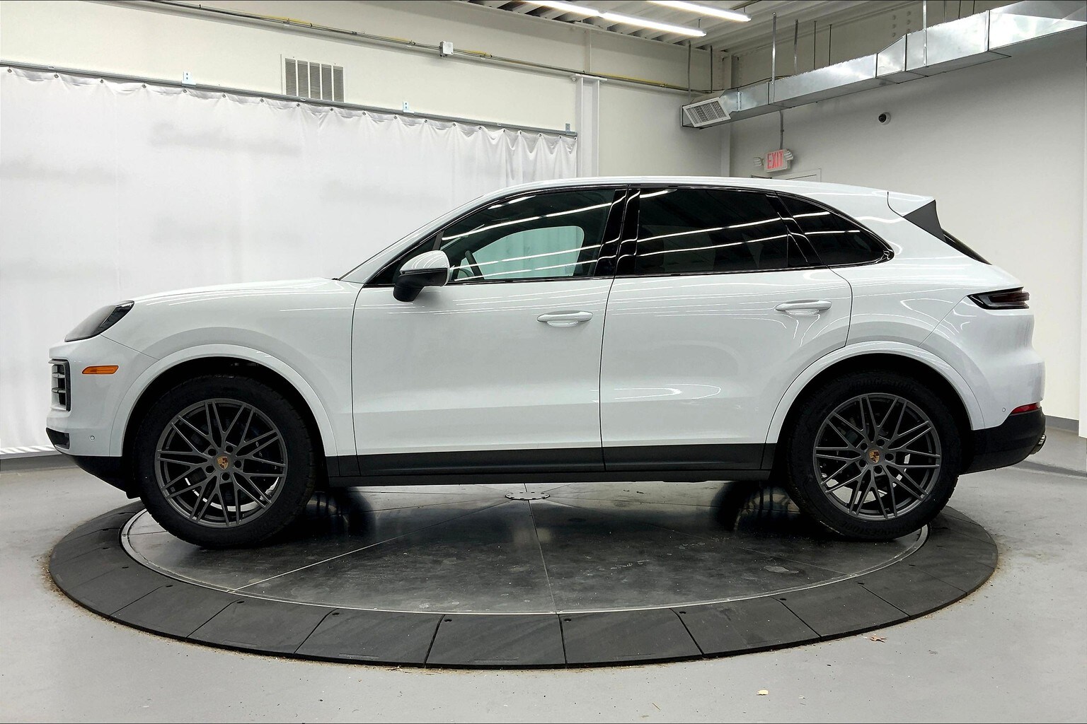 2025 Porsche Cayenne photo 2