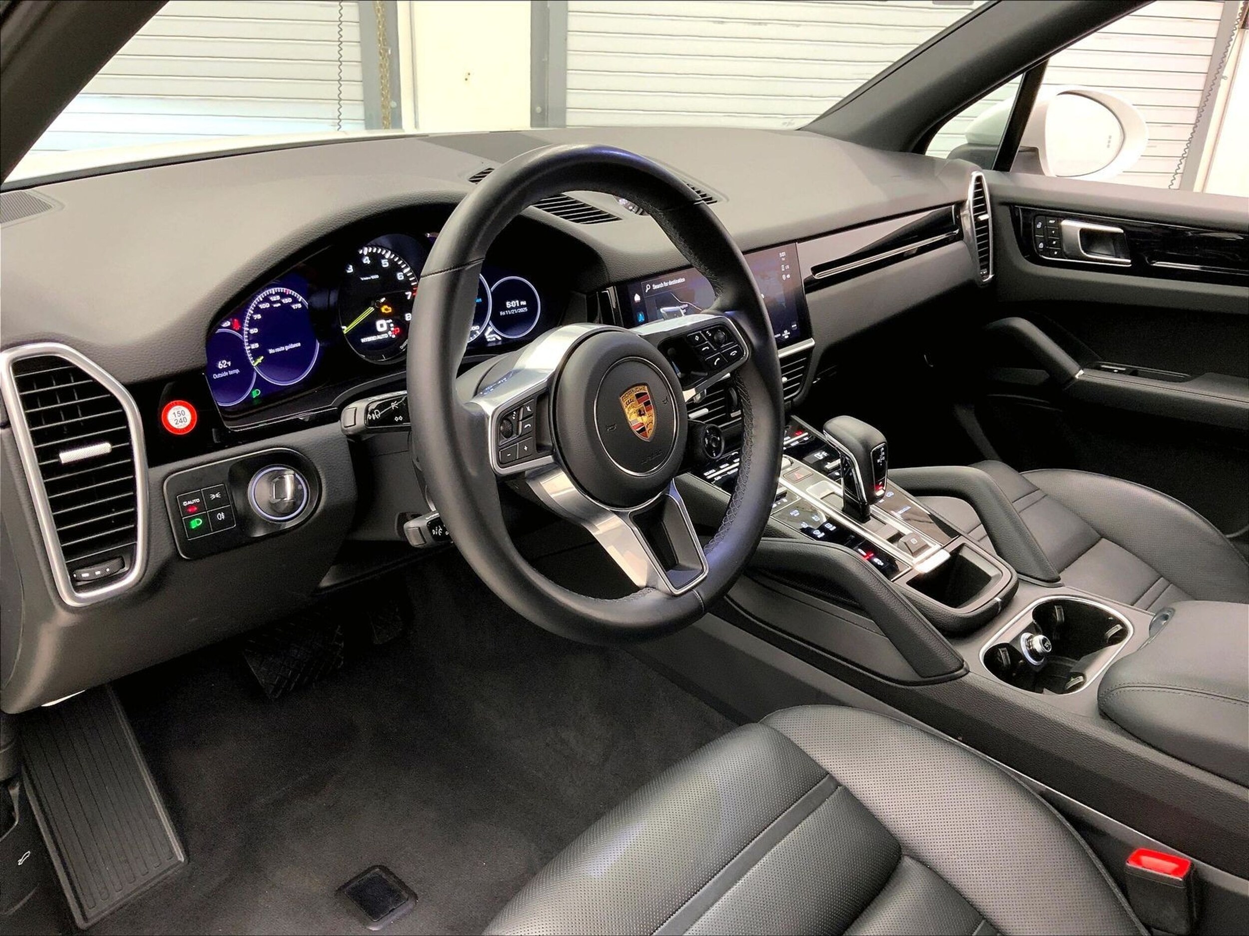 2022 Porsche Cayenne E-Hybrid photo 3