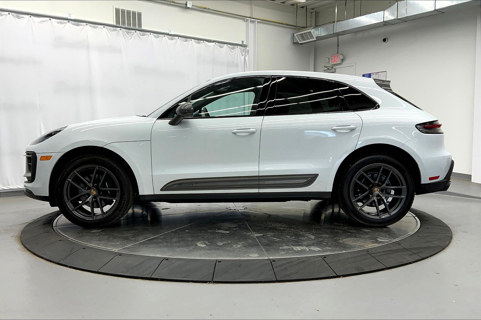 2023 Porsche Macan T photo 2