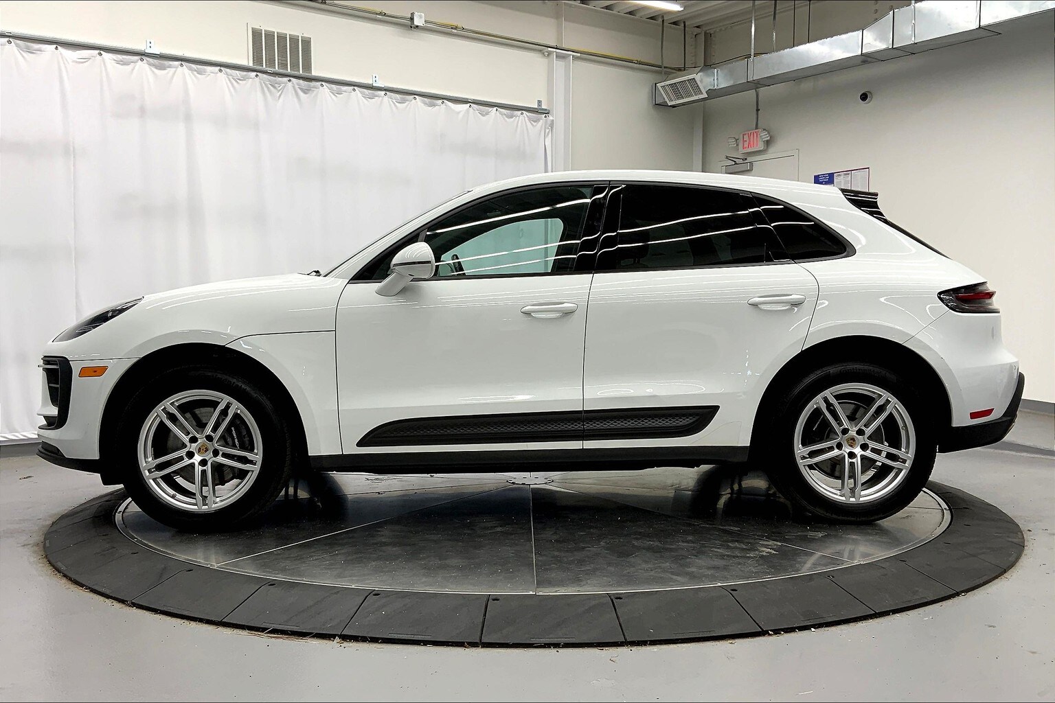 2022 Porsche Macan photo 2