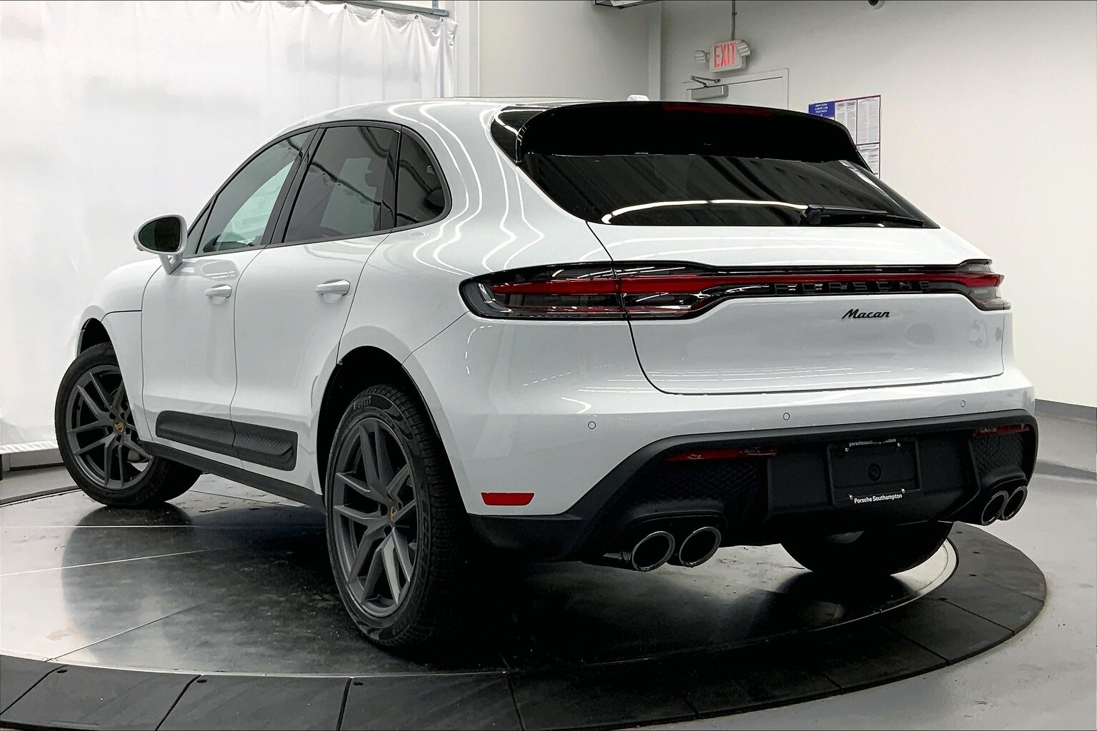 2025 Porsche Macan T photo 3