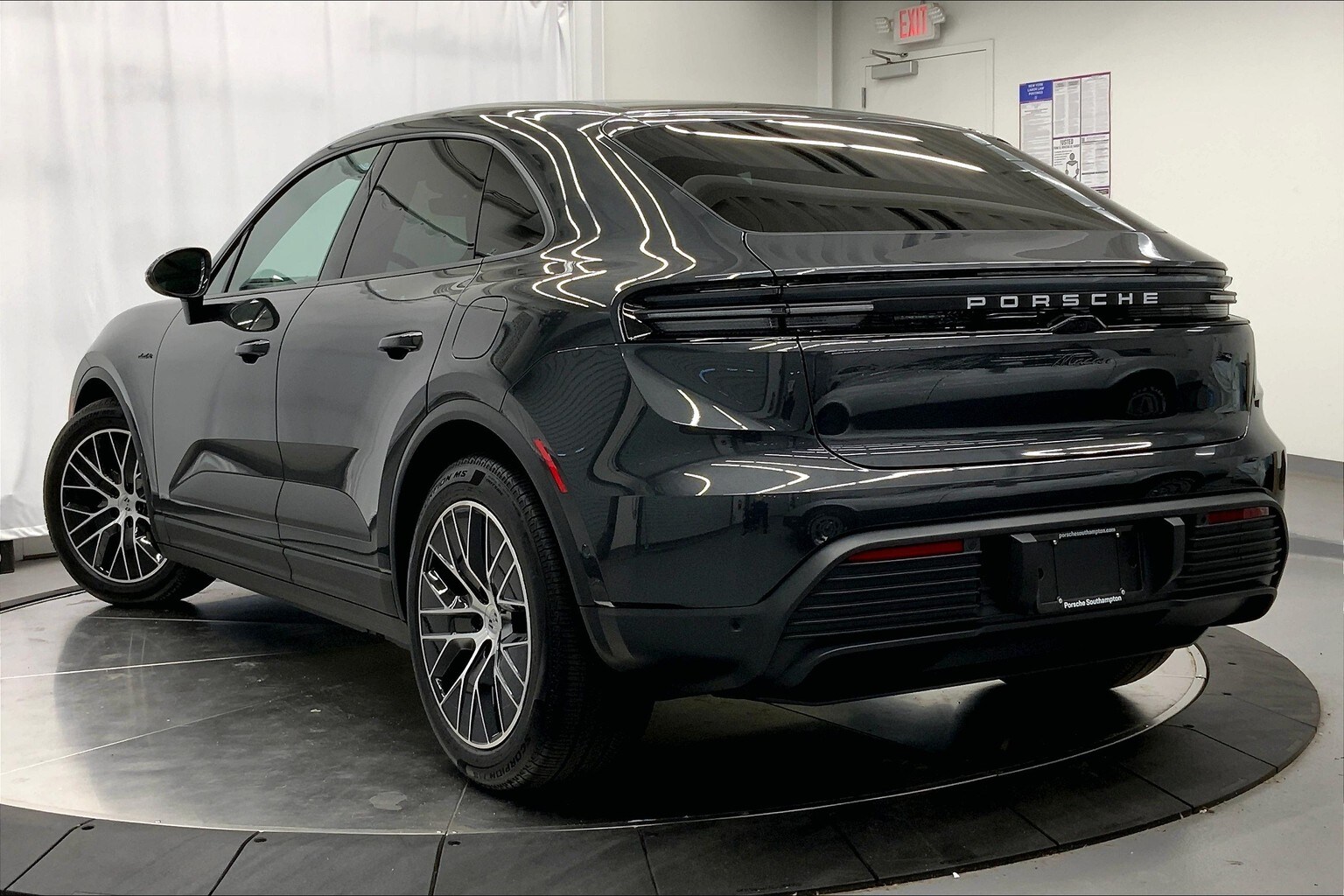 2025 Porsche Macan Electric photo 3