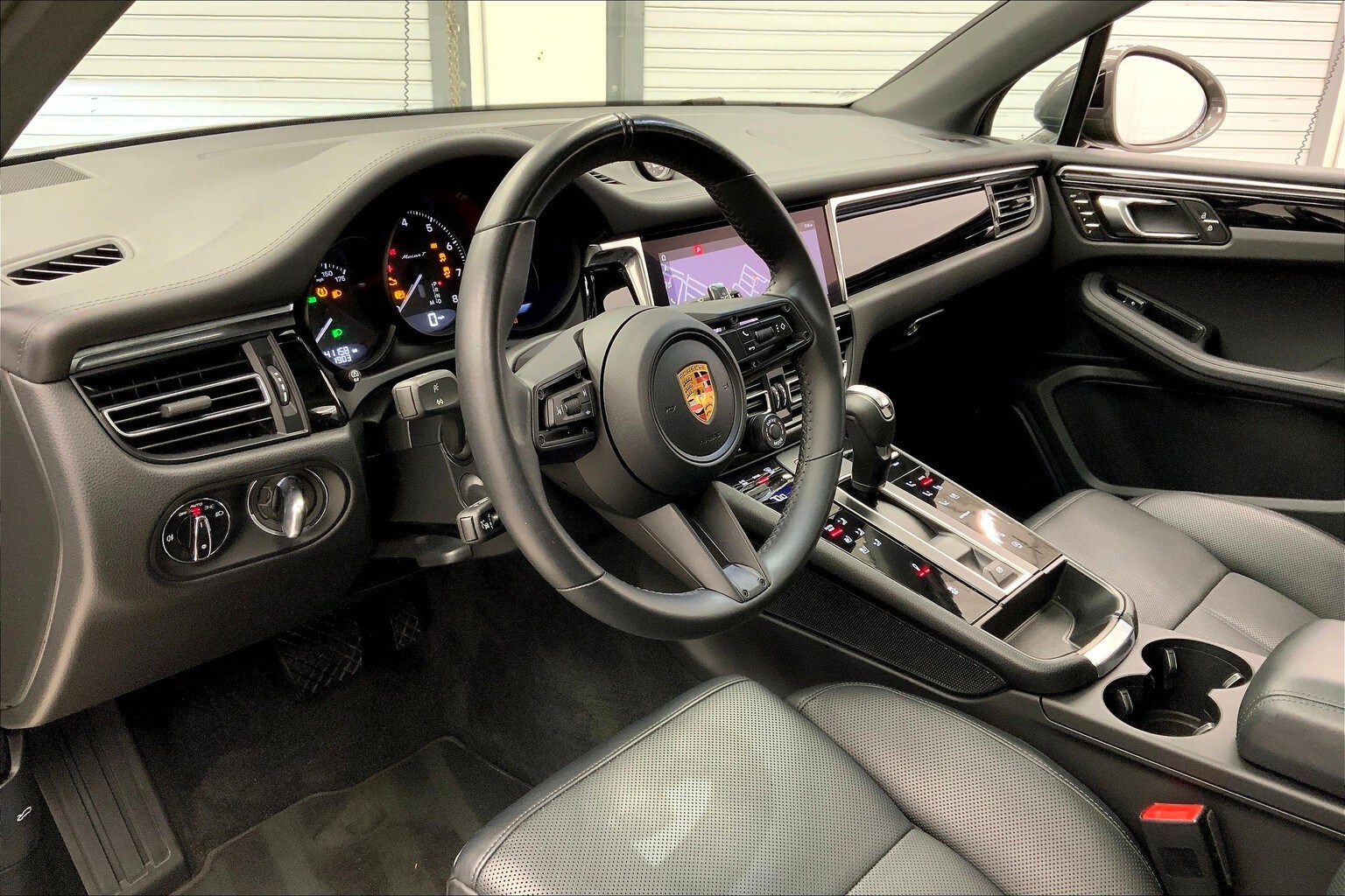2023 Porsche Macan T photo 2