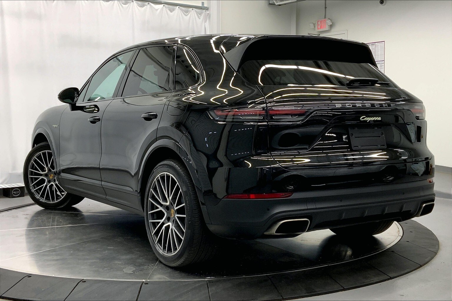 2022 Porsche Cayenne E-Hybrid photo 3