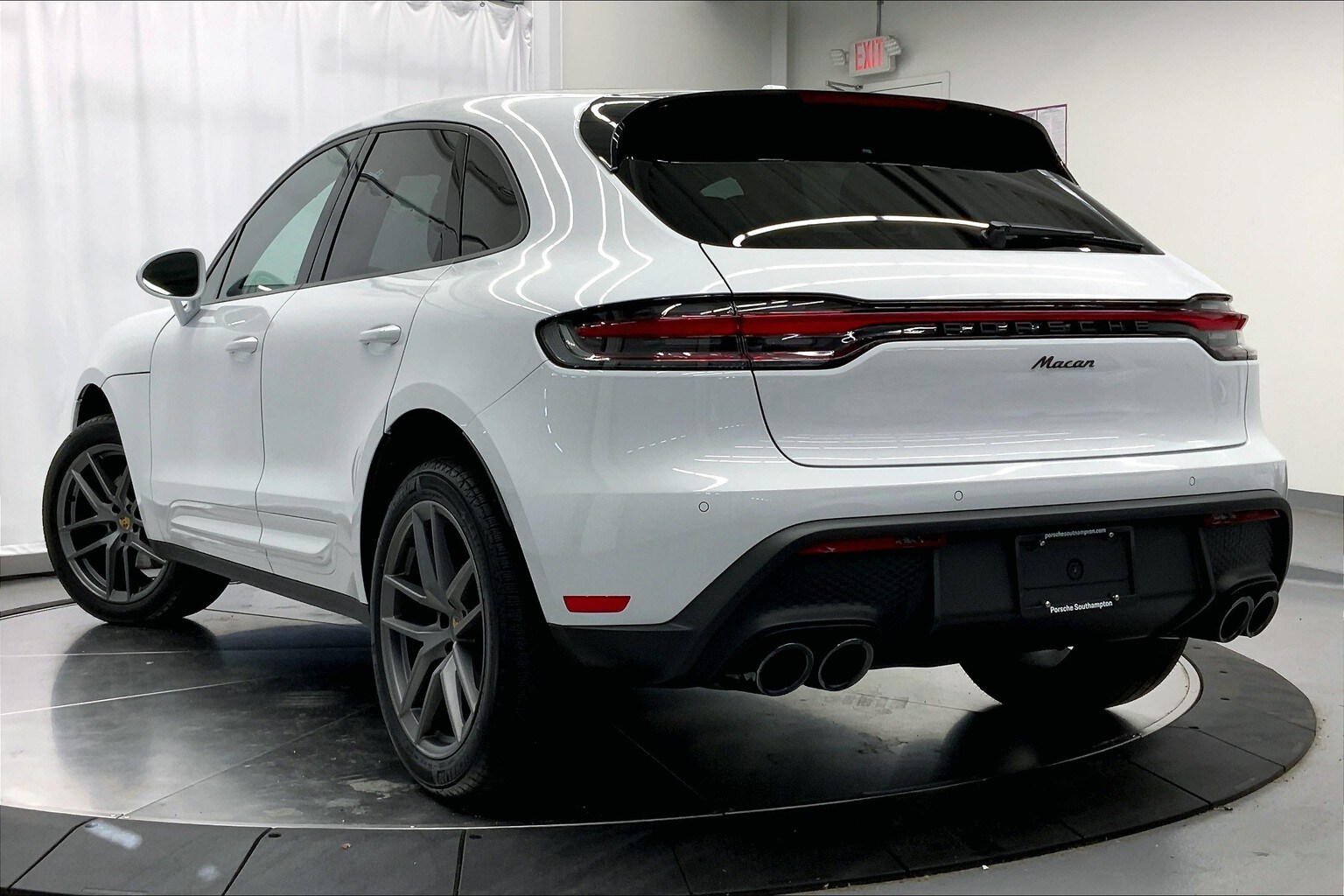 2024 Porsche Macan T photo 2