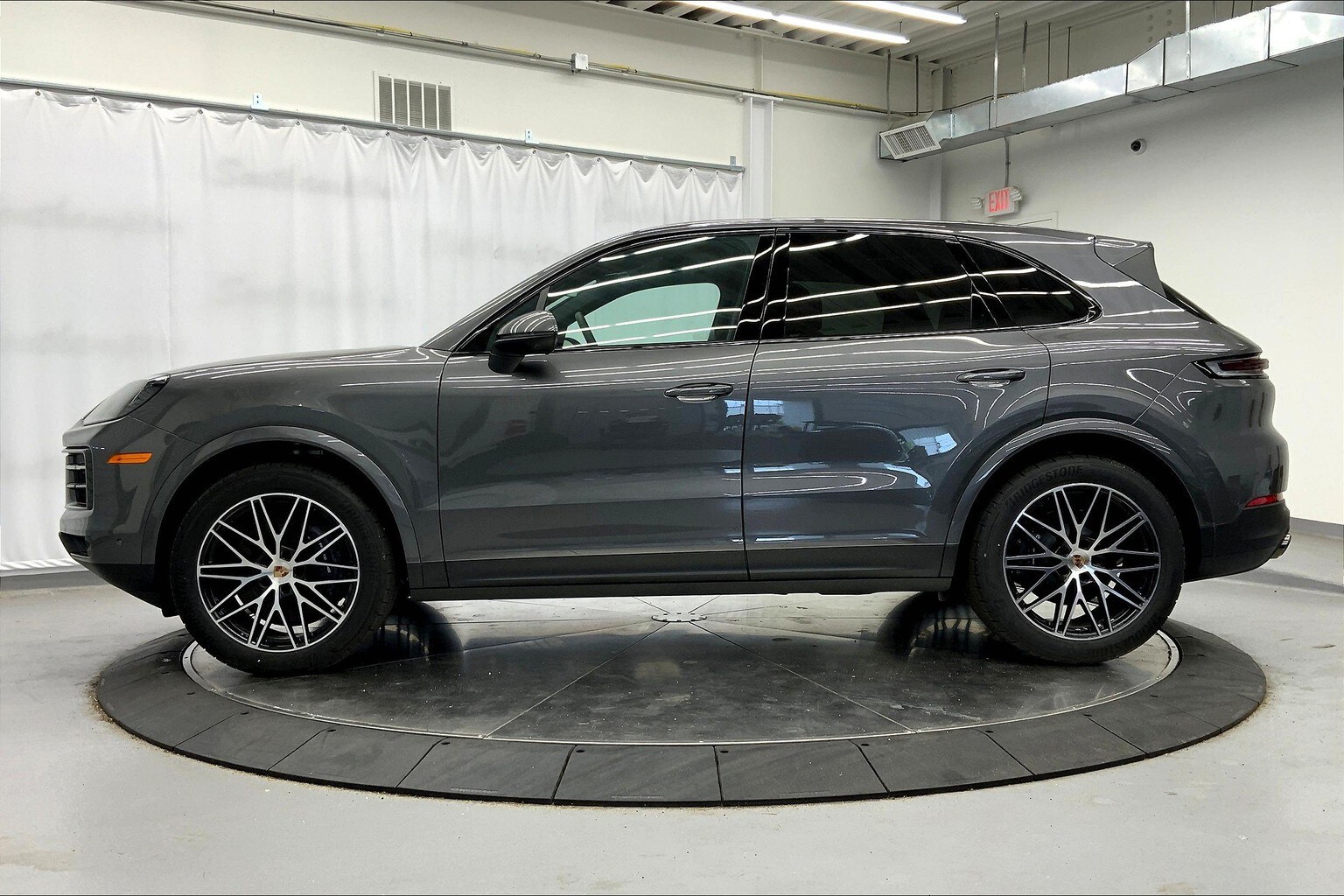 2025 Porsche Cayenne photo 2