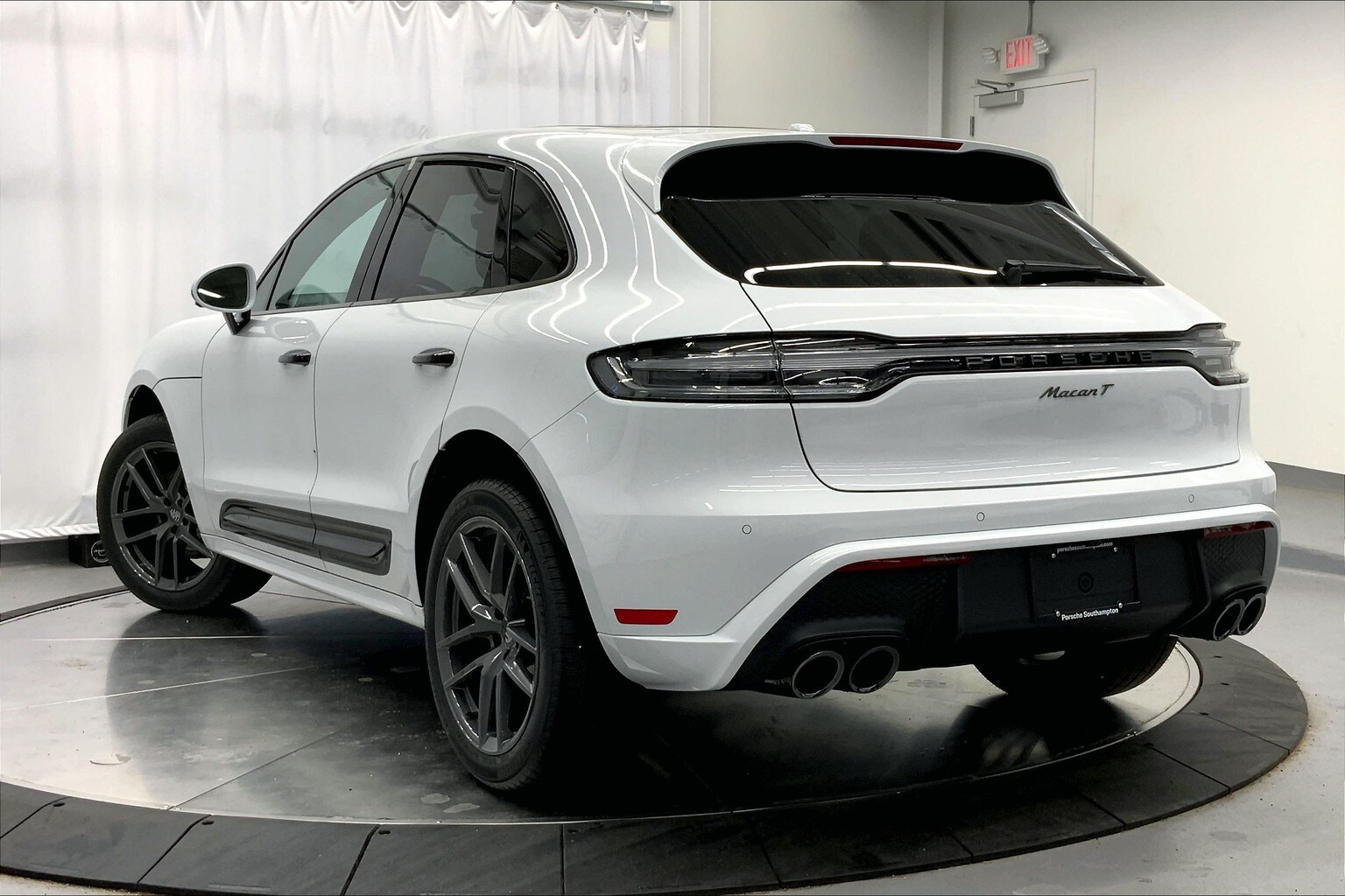 2025 Porsche Macan T photo 2